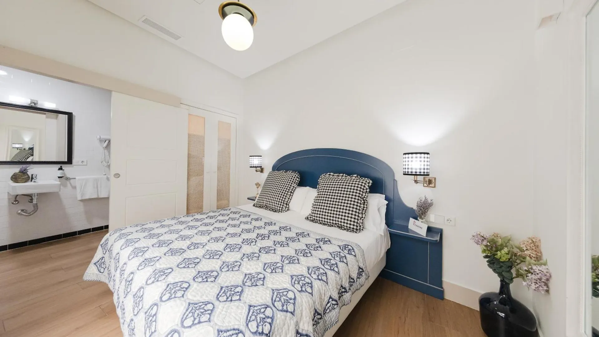 ** Guest house Nuea Cicerone Hotel Seville Spain